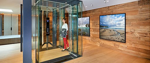 Personenaufzug mit Vollverglasung in einem Einfamilienhaus