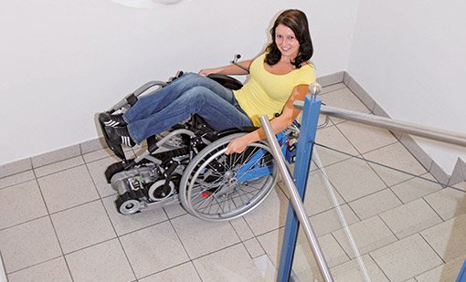 Anwendungsbeispiel für die selbstfahrende Treppenraupe STAIRMAX im Innenbereich