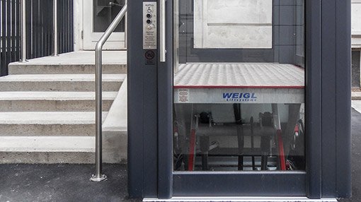 Anwendungsbeispiel eines Rollstuhlliftes mit hydraulischem Antrieb im Außenbereich