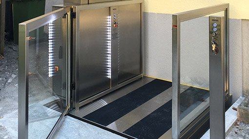 Anwendungsbeispiel für den Rollstuhllift VITMAX® AIR in Außenbereich