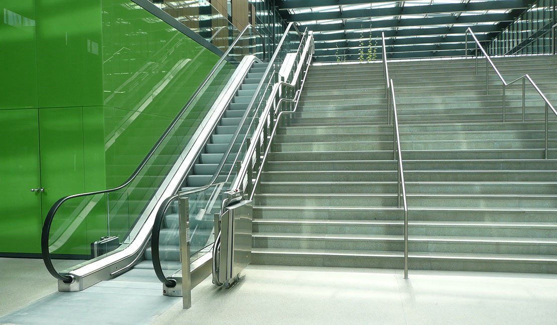 Anwendungsbeispiel für den Plattformtreppenlift OMEGA im Innenbereich