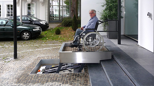 Anwendungsbeispiel eines Rollstuhlliftes mit hydraulischem Antrieb im Außenbereich