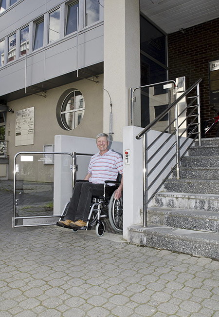 Anwendungsbeispiel eines Rollstuhlliftes mit hydraulischem Antrieb im Außenbereich