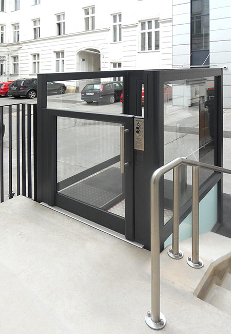 Anwendungsbeispiel eines Rollstuhlliftes mit hydraulischem Antrieb im Außenbereich