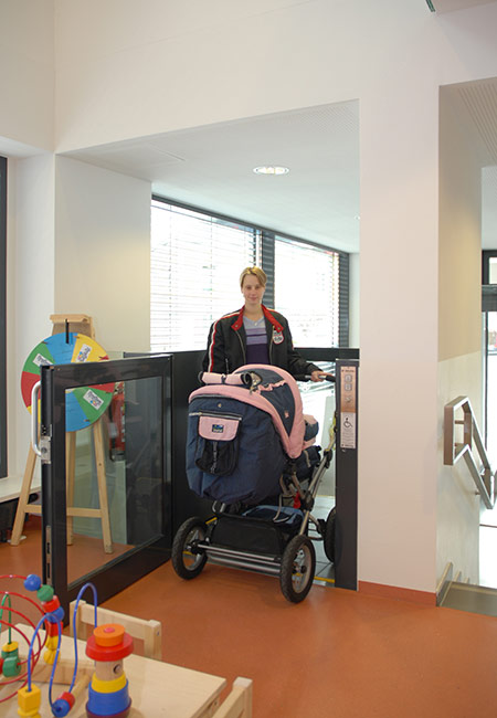 Anwendungsbeispiel eines Rollstuhlliftes mit hydraulischem Antrieb im Innenbereich