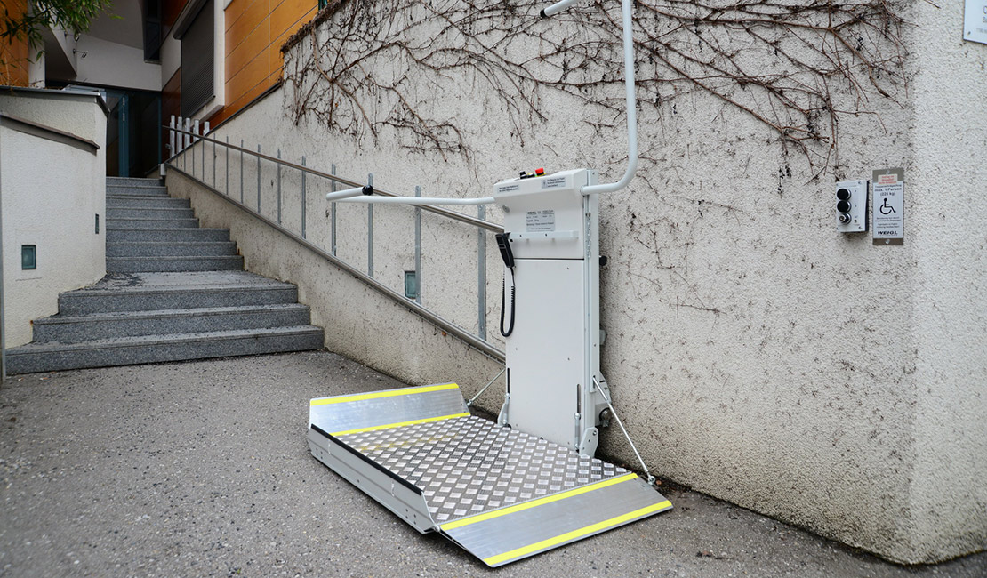 Anwendungsbeispiel für den Plattformtreppenlift DELTA im Außenbereich