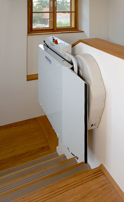 Eingeklappter Plattformtreppenlift OMEGA im Innenbereich