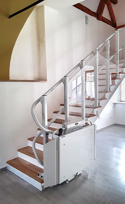 Anwendungsbeispiel für den Plattformtreppenlift OMEGA im Innenbereich