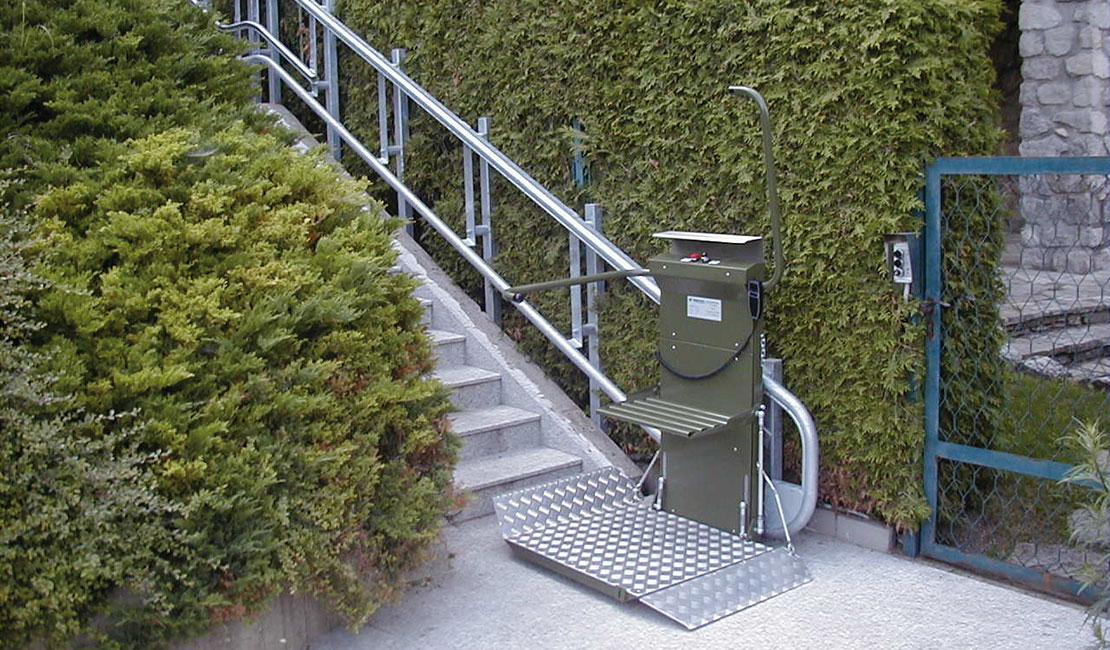 Anwendungsbeispiel für den Plattformtreppenlift OMEGA im Außenbereich