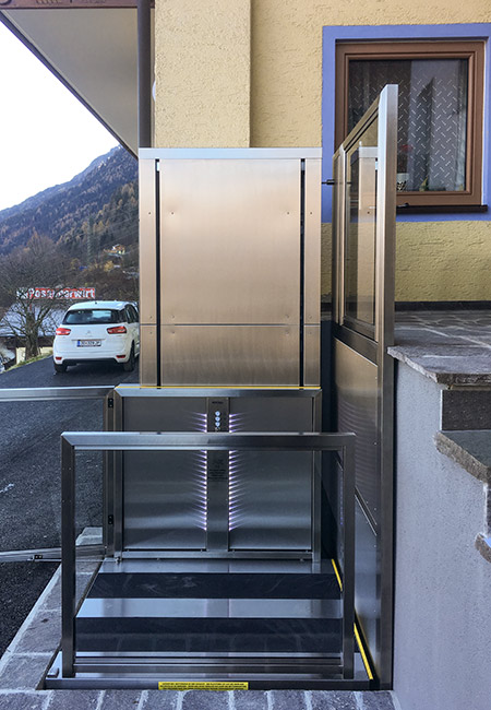 Anwendungsbeispiel für den Rollstuhllift VITMAX® AIR im Außenbereich