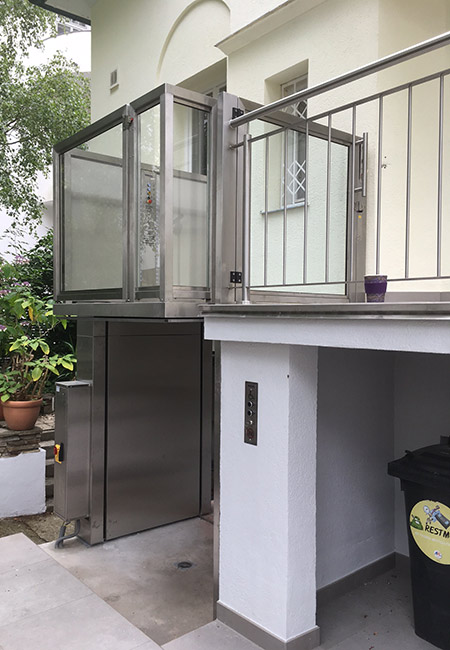 Anwendungsbeispiel für den Rollstuhllift VITMAX® AIR im Außenbereich