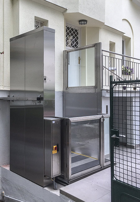 Anwendungsbeispiel für den Rollstuhllift VITMAX® AIR im Außenbereich